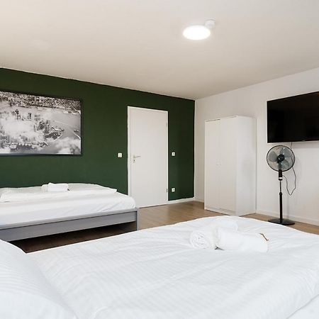 Einfach Aber Sehr Komfortabel - Wohnung Fuer 6 Personen - 2Xwc - Grupen, Messe, Monteure, Studenten - Voll Ausgestattet - 6 Betten 140X200Cm Hochwertig, 3 Smart-Tv 55 Zoll Netflix, 1000 Mbit Wlan, Voll Ausgestattete Kueche Duisburg Exteriér fotografie