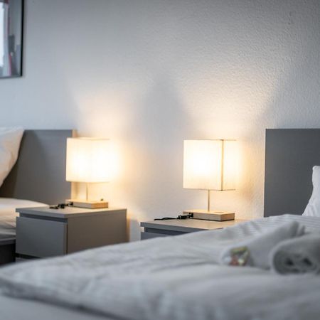 Einfach Aber Sehr Komfortabel - Wohnung Fuer 6 Personen - 2Xwc - Grupen, Messe, Monteure, Studenten - Voll Ausgestattet - 6 Betten 140X200Cm Hochwertig, 3 Smart-Tv 55 Zoll Netflix, 1000 Mbit Wlan, Voll Ausgestattete Kueche Duisburg Exteriér fotografie