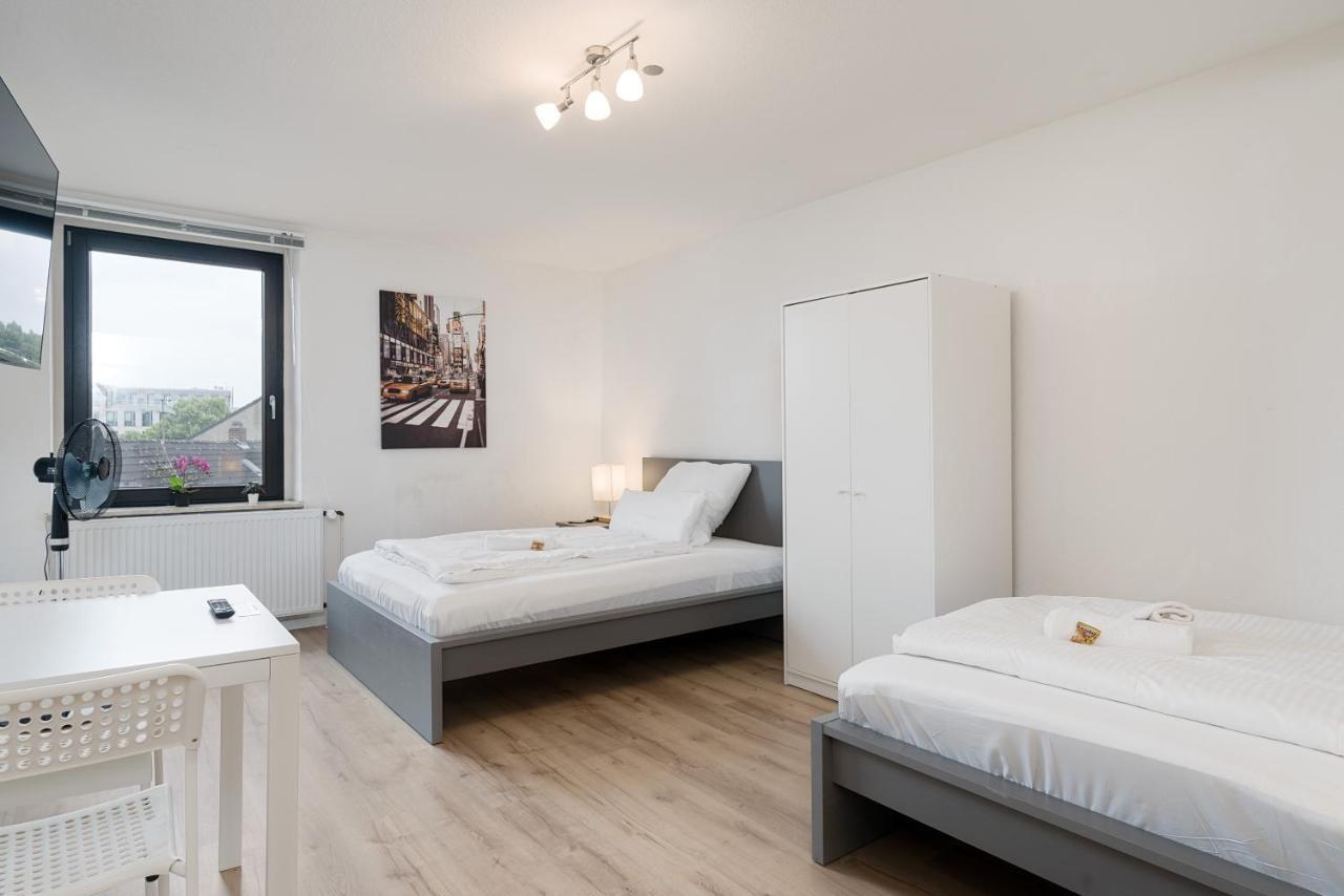 Einfach Aber Sehr Komfortabel - Wohnung Fuer 6 Personen - 2Xwc - Grupen, Messe, Monteure, Studenten - Voll Ausgestattet - 6 Betten 140X200Cm Hochwertig, 3 Smart-Tv 55 Zoll Netflix, 1000 Mbit Wlan, Voll Ausgestattete Kueche Duisburg Exteriér fotografie